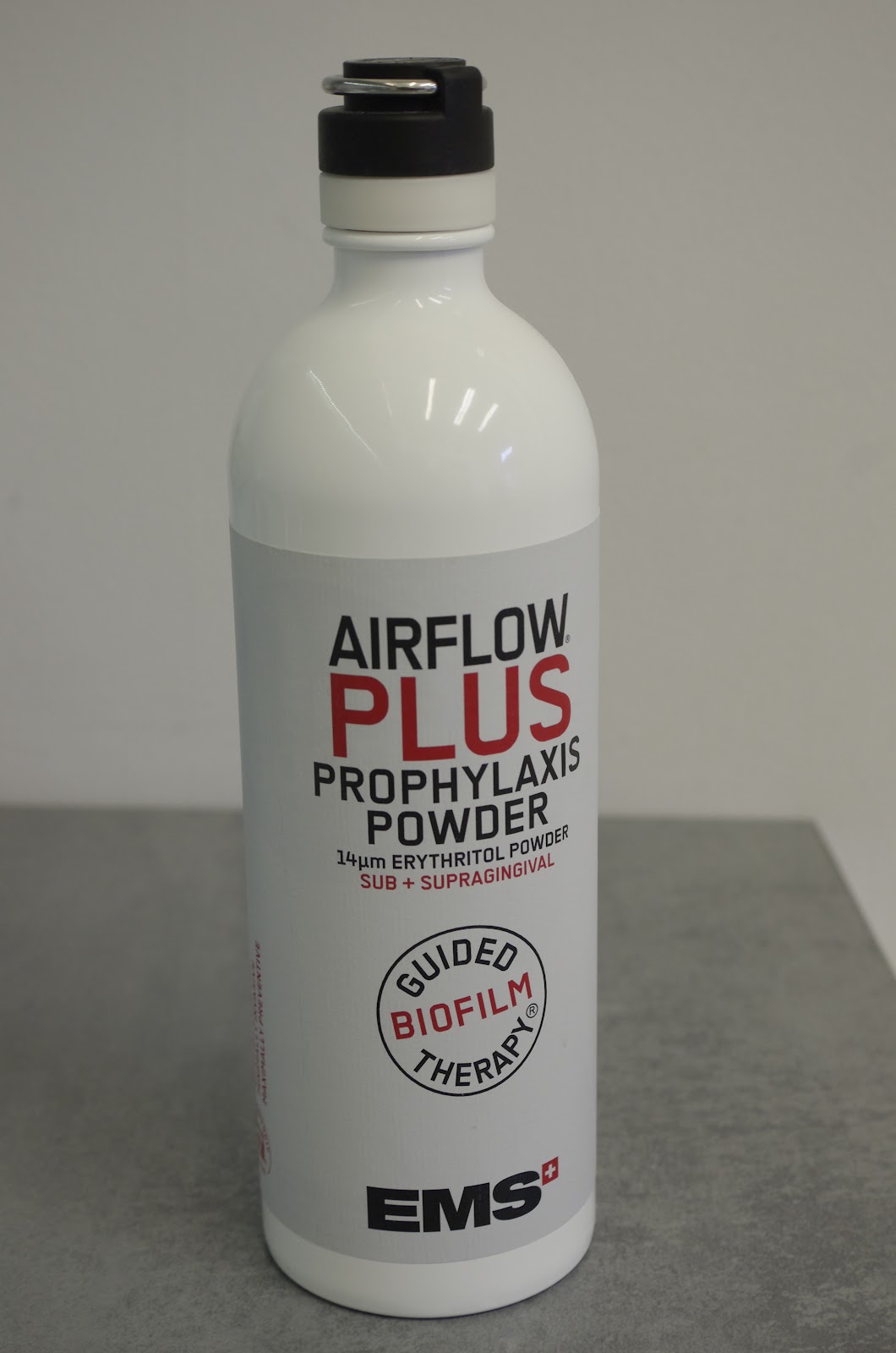 Proszek AIRFLOW PLUS do zabiegu Guided Biofilm Therapy używany podczas higienizacji
